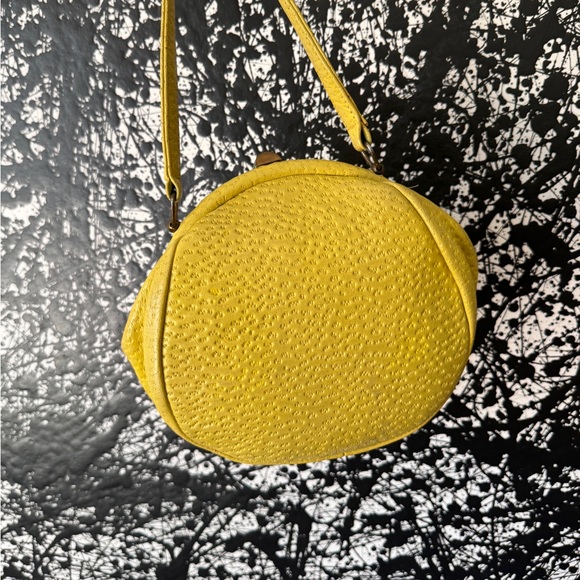 Beautiful vintage yellow ostrich skin purse with brass clasp - Picture 9 of 11